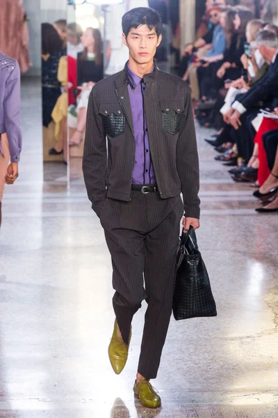 Look 19